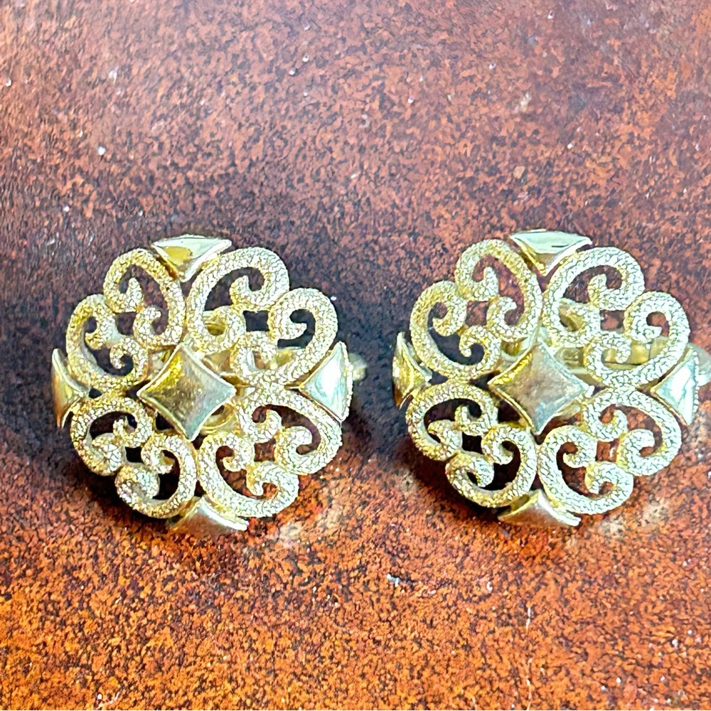 Vintage Avon Precious Pretenders Scrollwork Clip Earrings Signed